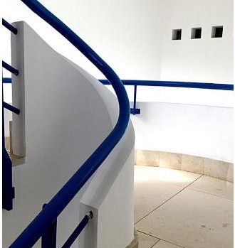 A piscina e o núcleo de escadas
