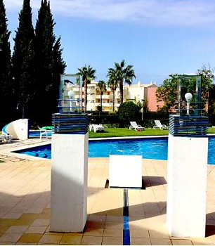 A piscina e o núcleo de escadas